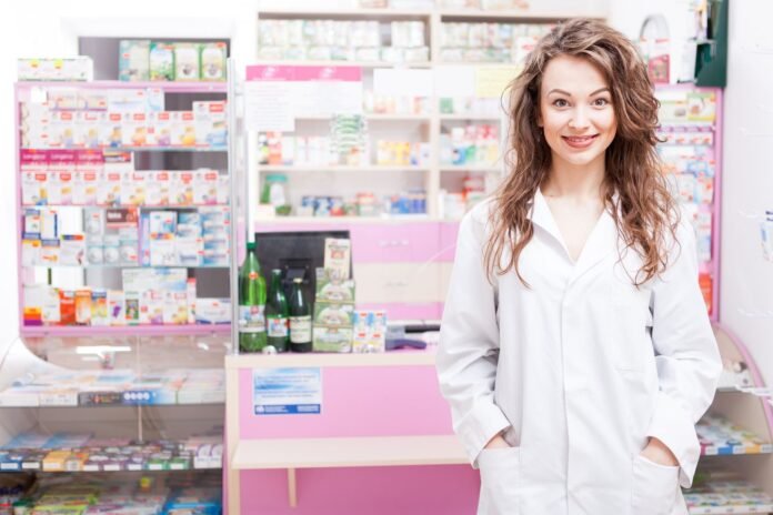 Farmacista nell'area vendita della farmacia