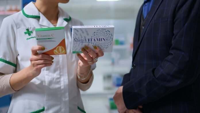 Farmacista e consulente esaminano i documenti per l'apertura della farmacia