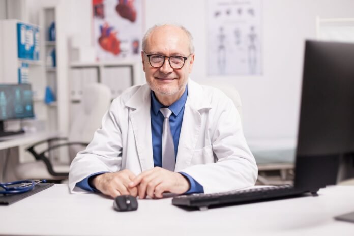 Farmacista titolare alla scrivania della farmacia