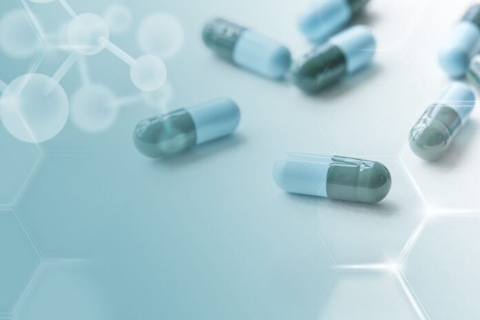 Capsule di farmaci su sfondo azzurro