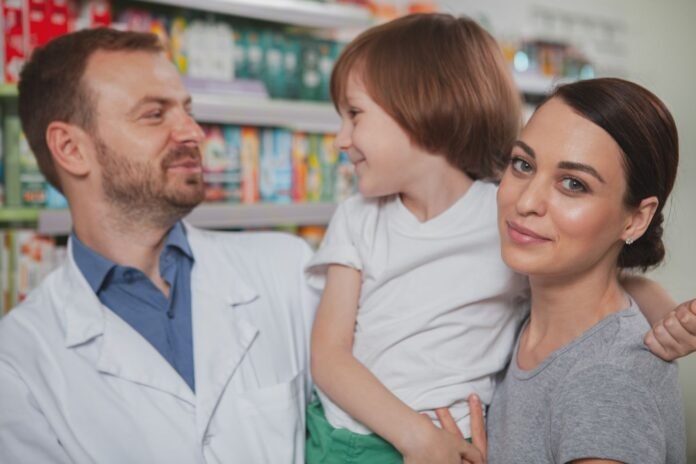 Farmacista consiglia una famiglia in farmacia