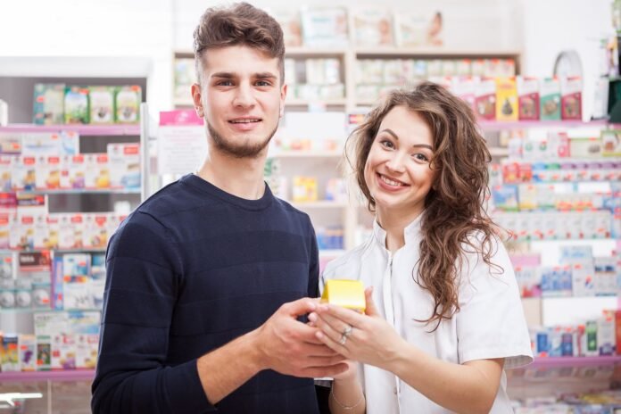 Farmacista al banco con un cliente