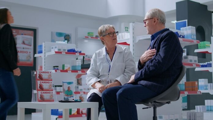 Farmacista e cliente in farmacia