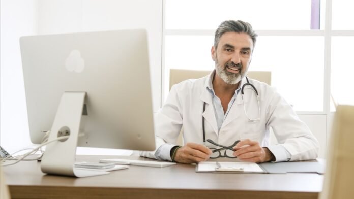 Farmacista titolare alla scrivania